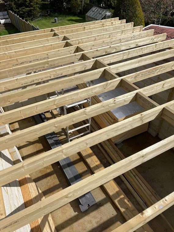 Flat-roof joists in place