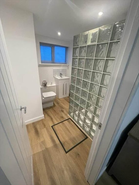 Glass-block shower screen