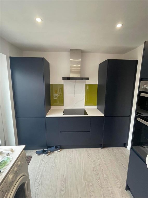 Handleless kitchen with integrated appliances